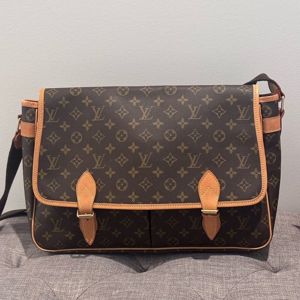 Authentic Louis Vuitton Gibeciere GM messenger in monogram canvas- Excellent
